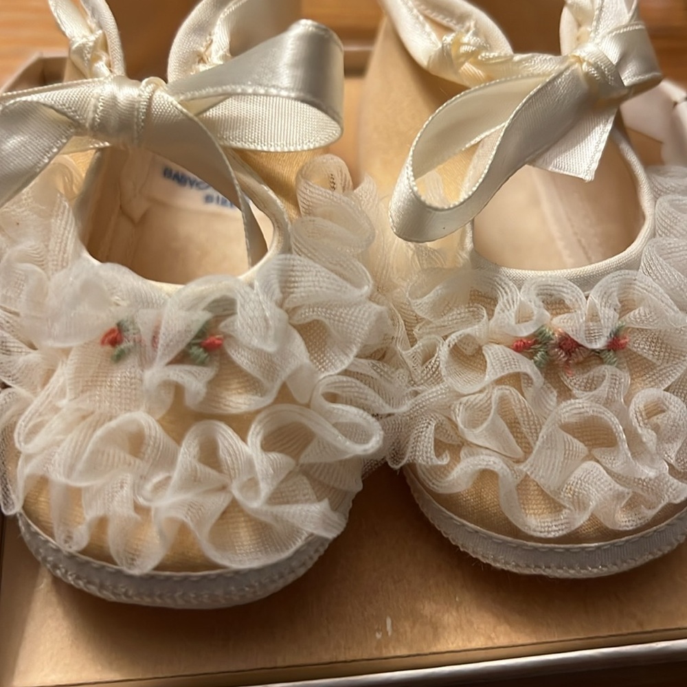 White Ruffle Mary Jane Shoes - Picture 5 of 5